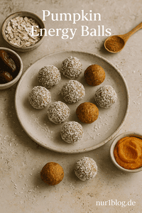 Pumpkin Energy Balls mit Kokosraspeln und Kürbispüree auf rustikalem Teller.