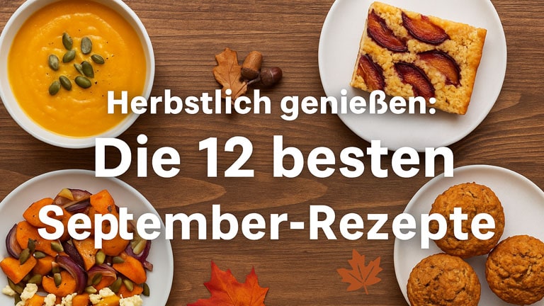 Herbstlich genießen – Kürbissuppe, Ofengemüse, Zwetschgenkuchen und Muffins als herbstliche September-Rezepte auf rustikalem Holztisch