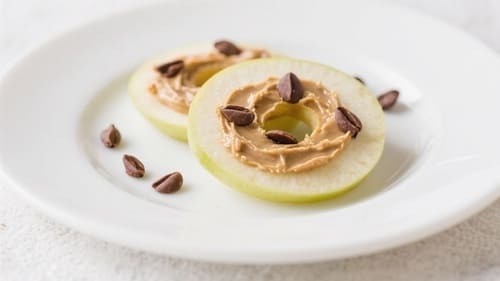 Apfelringe mit Erdnussmus