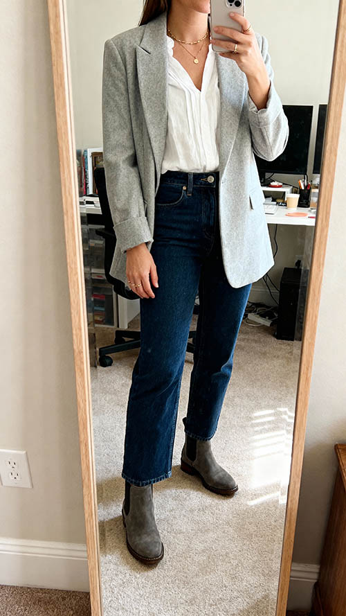 Frau trägt Jeans, Blazer und Bluse, Selfie ohne Gesicht, moderner Winter-Bürolook