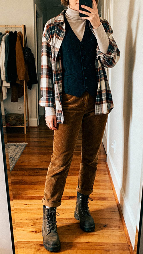 Frau trägt Overshirt, Weste und Cordhose, iPhone-Selfie, kuscheliger Winter-Layer-Look