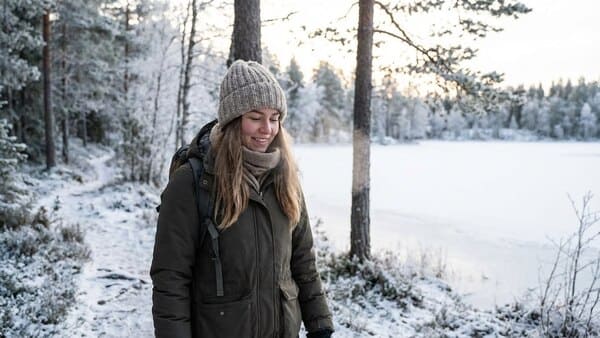 Spaziergang an der frischen Luft im Winter für starke Abwehrkräfte