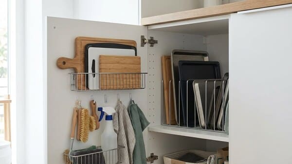 Küchenschranktür mit cleveren Organizern