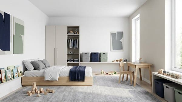 Modern minimalistisches Jungenzimmer mit klaren Linien, neutralen Farben und Stauraum