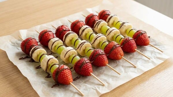 Obstspieße mit Schokolade als süßer Silvester Snack