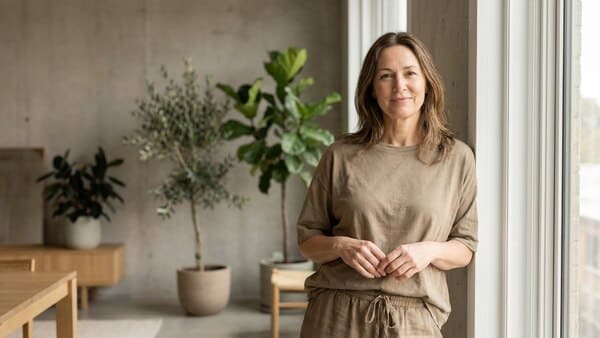 Person steht ruhig und selbstbewusst in minimalistischer Umgebung