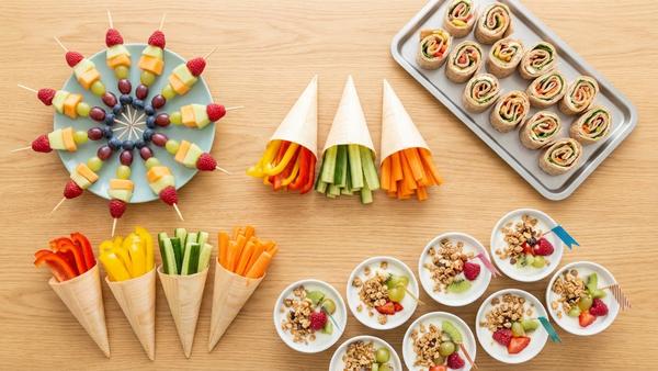 Verschiedene gesunde und zuckerfreie Faschingssnacks von oben fotografiert