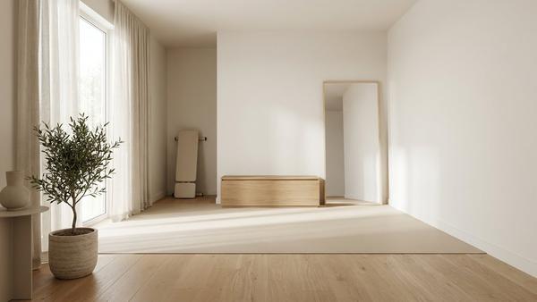 Heller minimalistischer Homegym-Raum mit verstecktem Stauraum, aufgeräumter Bodenfläche und schlichter Spiegelwand