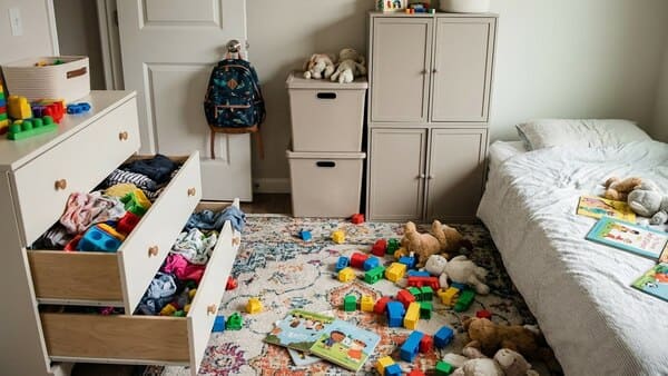 Kinderzimmer mit vielen Schubladen und unübersichtlicher Ordnung