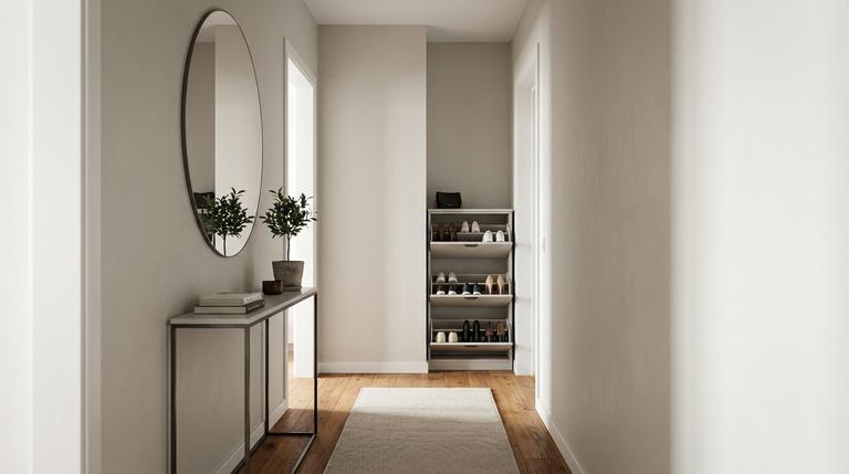 Heller, schmaler Eingangsbereich mit großem Spiegel, schlanker Konsole und Läufer im modernen Wohnstil.