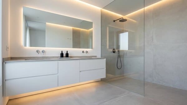 Modernes Bad mit geraden Linien, reduzierter Farbpalette, symmetrischer Ablage und geschlossenen Schubladen