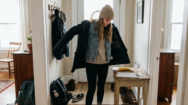Du siehst eine Person vor dem Einkauf mit Banane, Wasser und einer Einkaufsliste in der Hand.