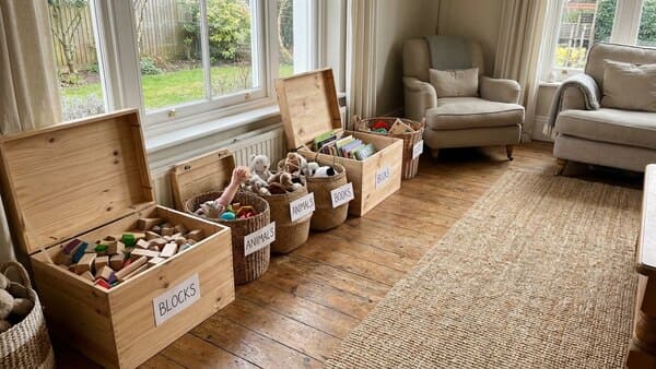 Offene Boxen auf Bodenhöhe im Kinderzimmer