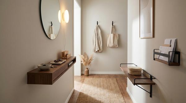 Kleine Wandablage im Flur mit Schlüsselschale und Posthalter für eine ordentliche Ankommens-Zone.