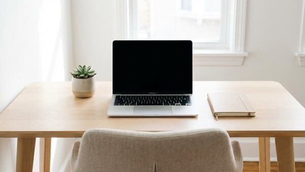 Aufgeräumter Schreibtisch mit wenigen Gegenständen