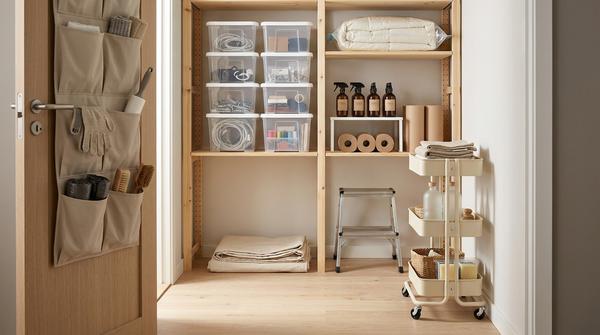 Tür-Organizer, gestapelte Boxen und Rollwagen sorgen für mehr Stauraum in der Abstellkammer.