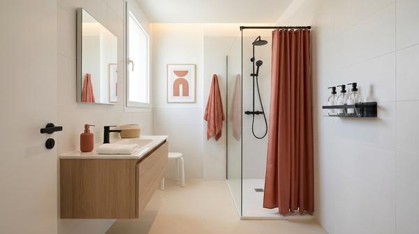 Weitwinkelaufnahme eines Badezimmers mit neutraler Basis und einem farbigen Hingucker, ergänzt durch passende Akzente.