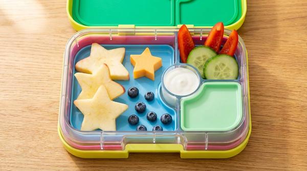 Einfache Obst- und Gemüseformen in einer Brotdose mit Joghurt-Dip für Kinder.