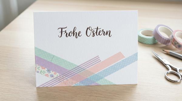 Osterkarte mit schrägen Washi-Tape-Streifen im unteren Bereich und schlichtem Gruß darüber.