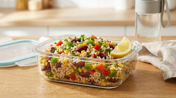 Bunter Reissalat mit Mais, Kidneybohnen und Paprika in einer Meal-Prep-Box.
