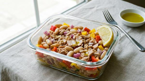 Thunfisch- und Bohnensalat mit Paprika und Zwiebel in einer Meal-Prep-Box.