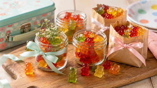 Selbstgemachte Gummibärchen als Geschenk in Gläsern und Papiertüten
