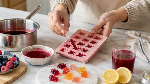 Fruchtmasse wird mit Pipette in Silikonform für Gummibärchen gefüllt
