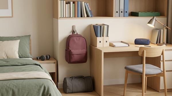 Lernplatz eines älteren Grundschulkindes mit festem Platz für Schulranzen, Hefte, Bücher und Sporttasche.